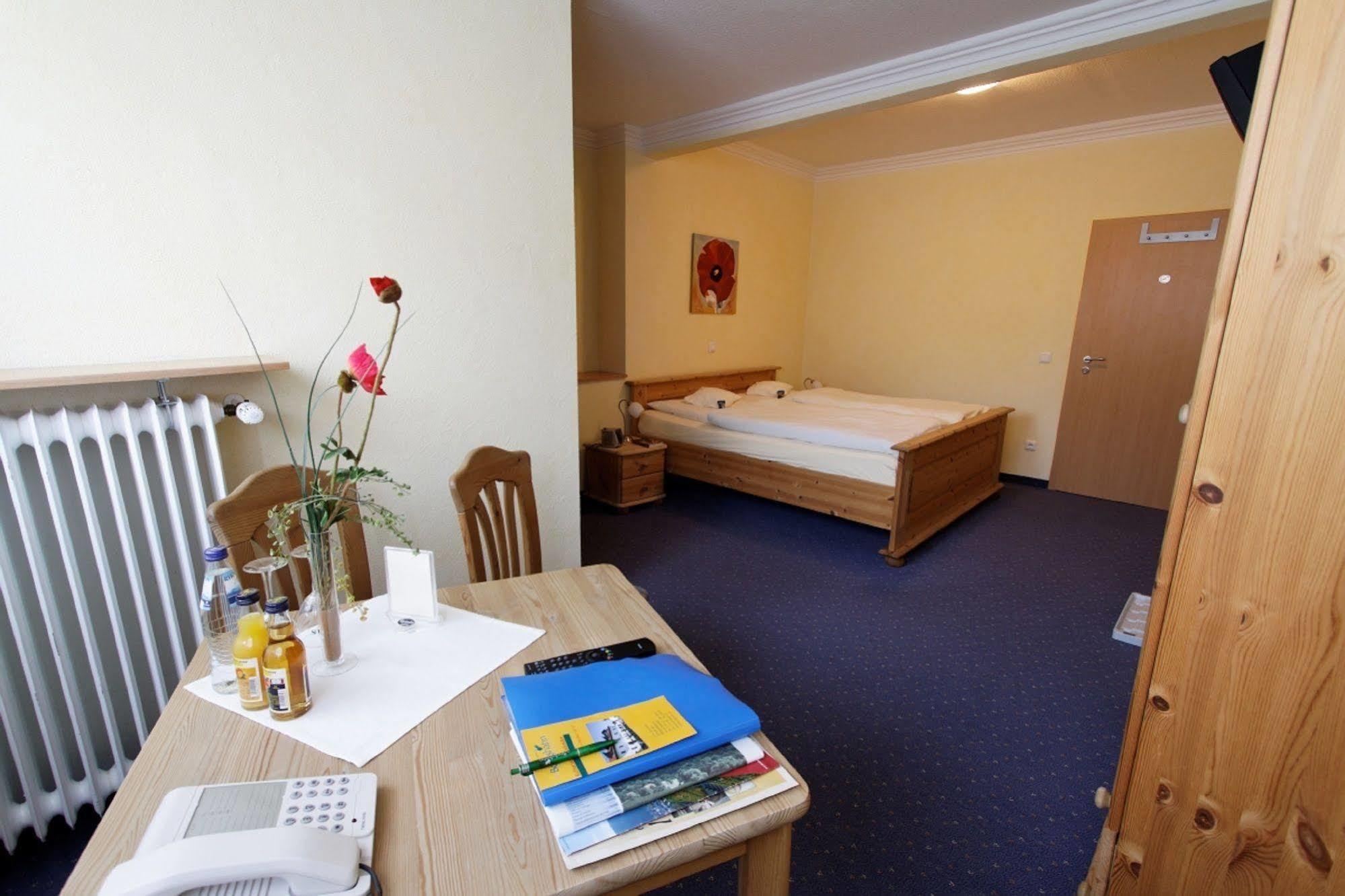 Hotel Und Landgasthof Zum Bockshahn Spessart  Buitenkant foto